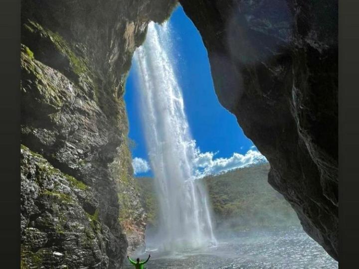 Cachoeira vista de dentro de uma gruta na Serra da Canastra