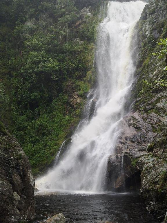 Cachoeira em meio à mata na Serra da Canastra